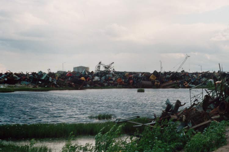 На берегу Оби стоит несколько заводов перерабатывающих металлолом в брикеты. К ним со всей тундры стаскивают брошенную технику. В общем, несмотря на пропаганду, в тундре порядок.